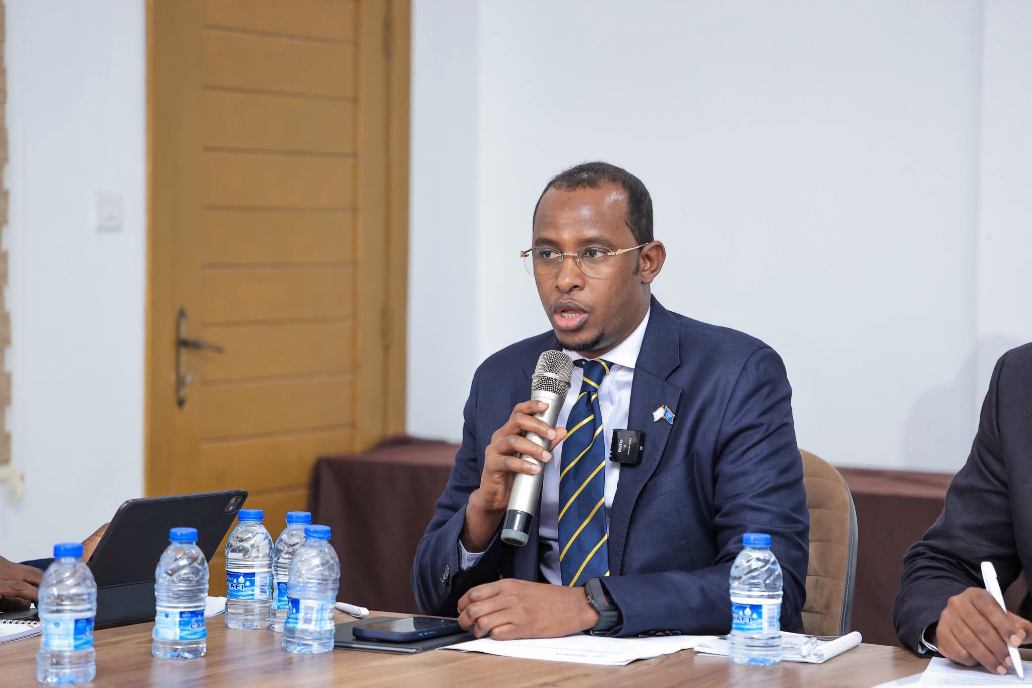 Maareeyaha Hay’adda NIRA oo furay Aqoon-isweydaarsiga Guddiga Isku Xirka Aqoonsiga Qaranka
