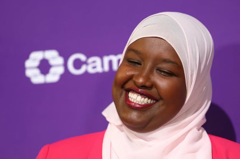 Soomaali, Qaxooti ah, Muslim Xijaaban oo ku biirtay Barlamaanka Ingriiska (WARBIXIN)