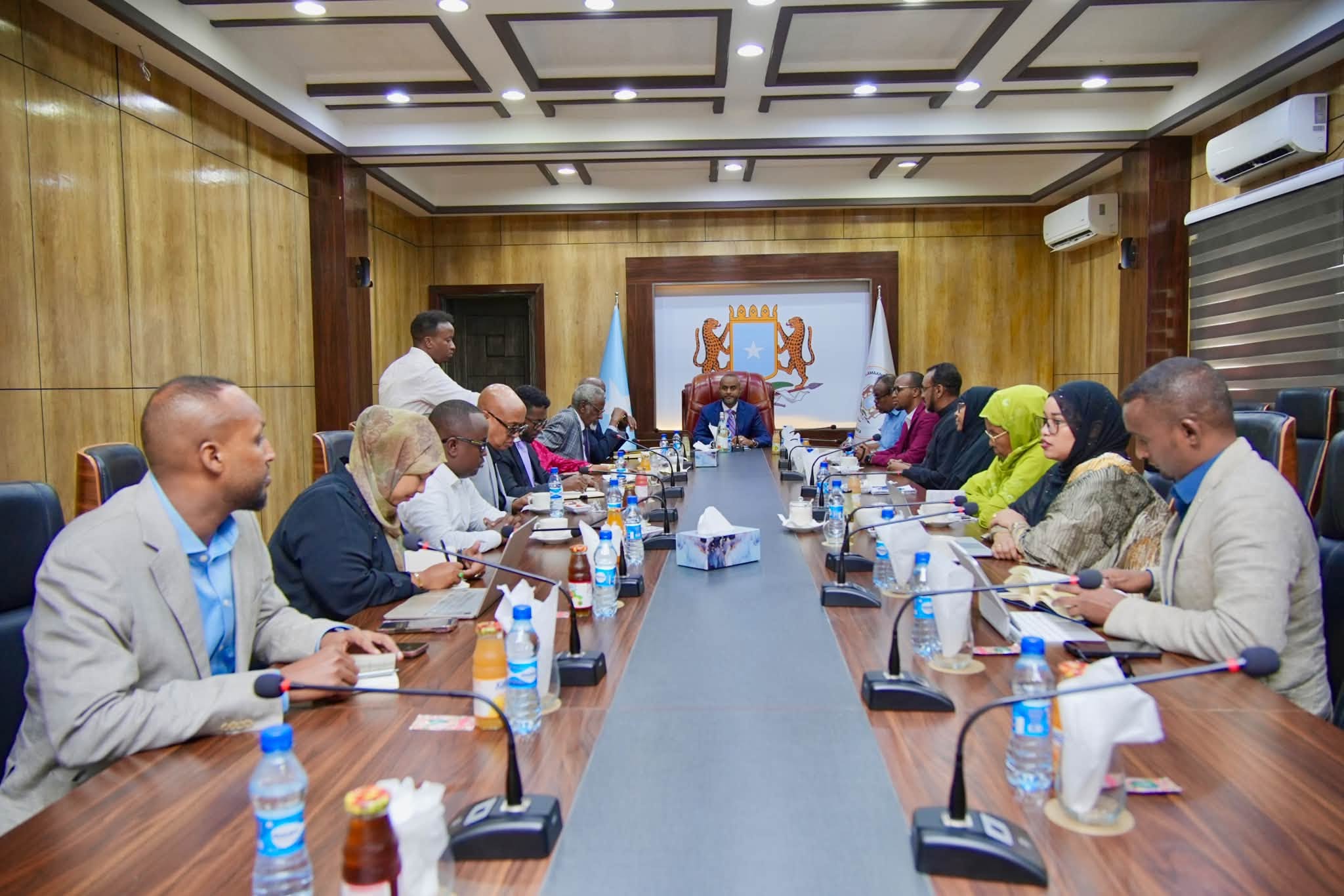 Guddoomiyaha Golaha Shacabka oo kulan wadatashi ah la qaatay xubno ka tirsan bulshada rayidka ah